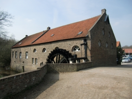 Roerdalen-Vlodrop NL : Gitstappermolenweg, die Gitstapper Mühle ist eine Wassermühle, die am Rothenbach liegt.